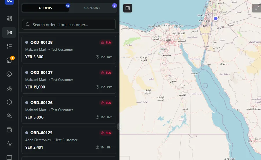 لوحة التشغيل: قائمة طلبات لحظية مع إجمالياتها وزمنها، إلى جانب خريطة تظهر الكباتن ومناطق التوصيل.
